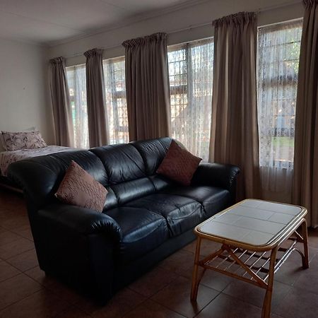 White Rose Guest House Vanderbijlpark Zimmer foto