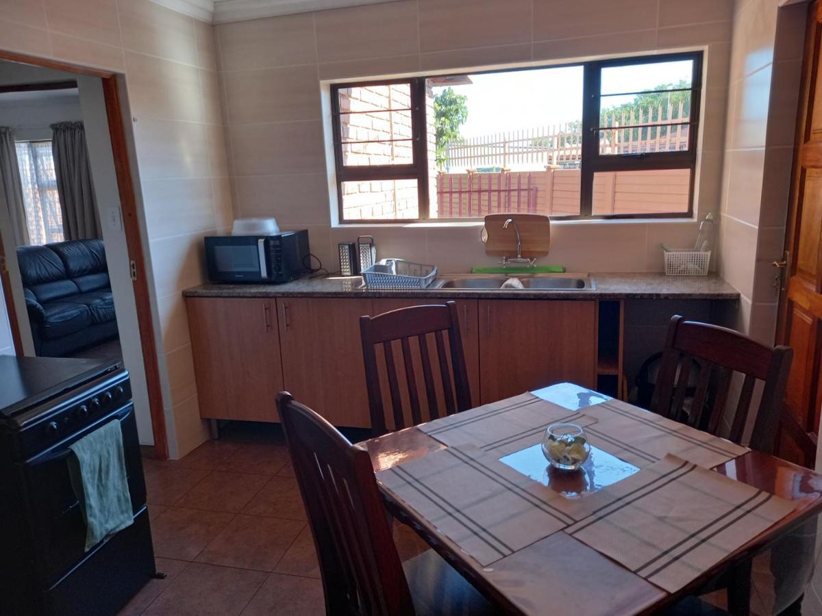 White Rose Guest House Vanderbijlpark Zimmer foto
